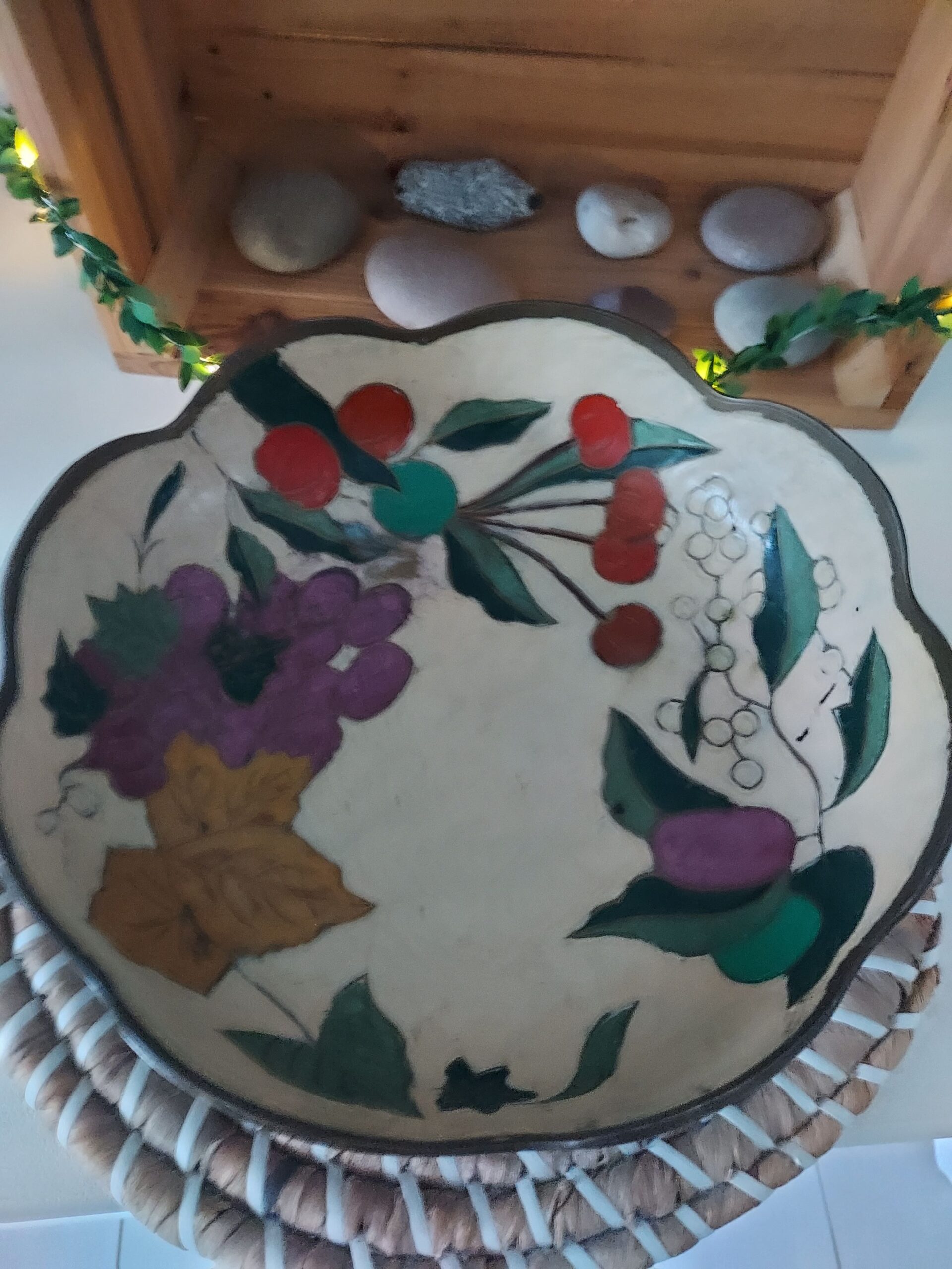 Coupe à fruits en laiton avec dessin floral émaillé – Image 2