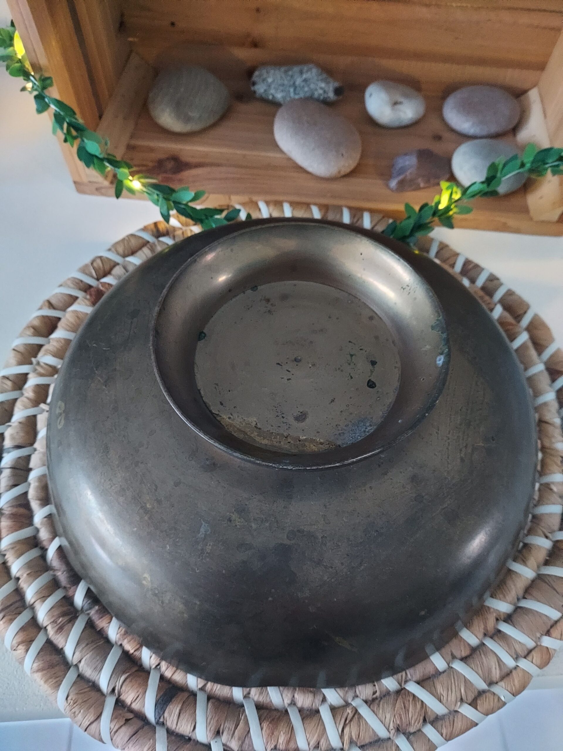 Coupe à fruits en laiton avec dessin floral émaillé – Image 5