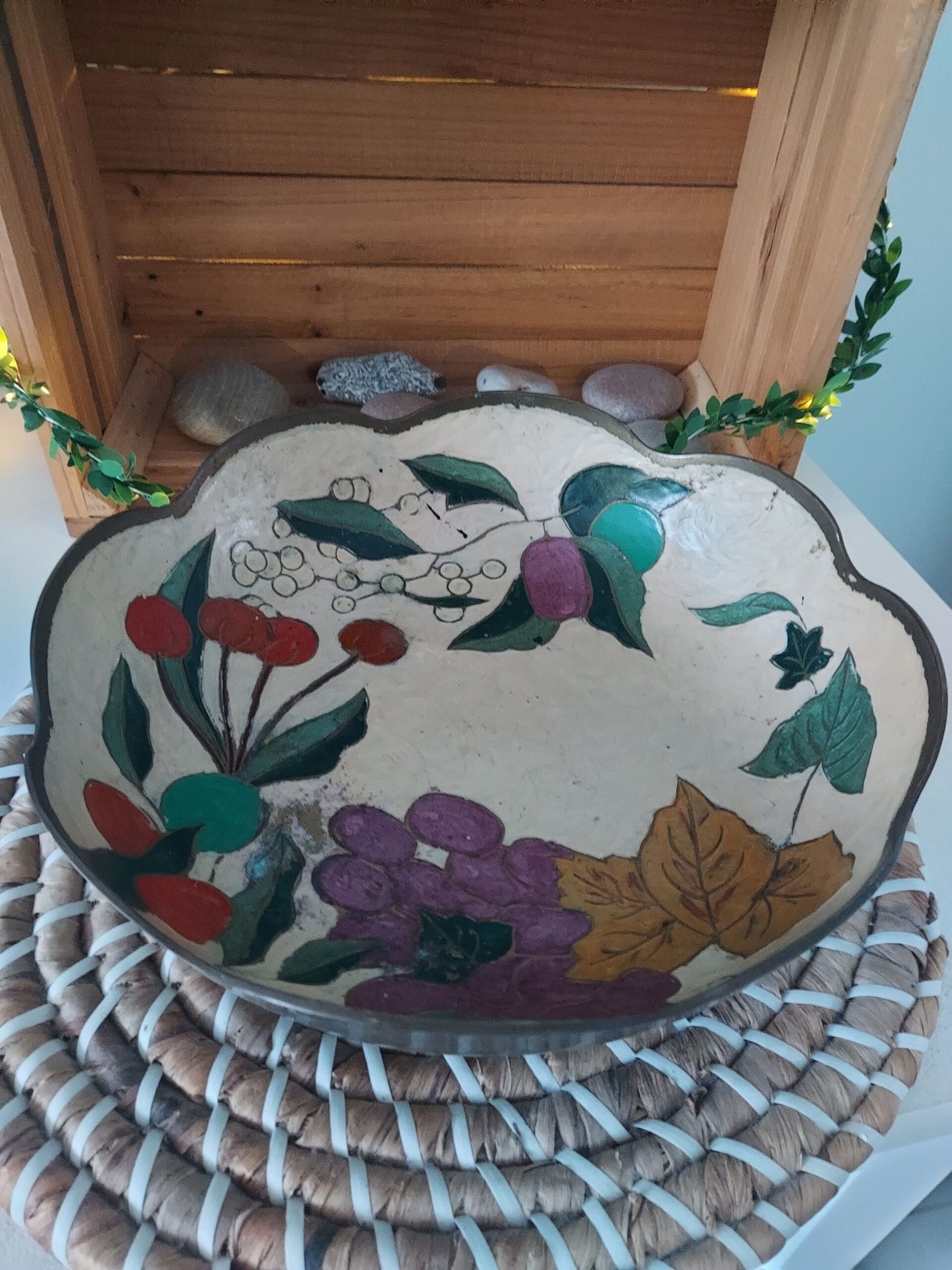 Coupe à fruits en laiton dessin floral émaillé