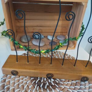 Porte-photos-socle-en-bois-et-tiges-en-métal-noir-torsodé-pour-sept-photos-1