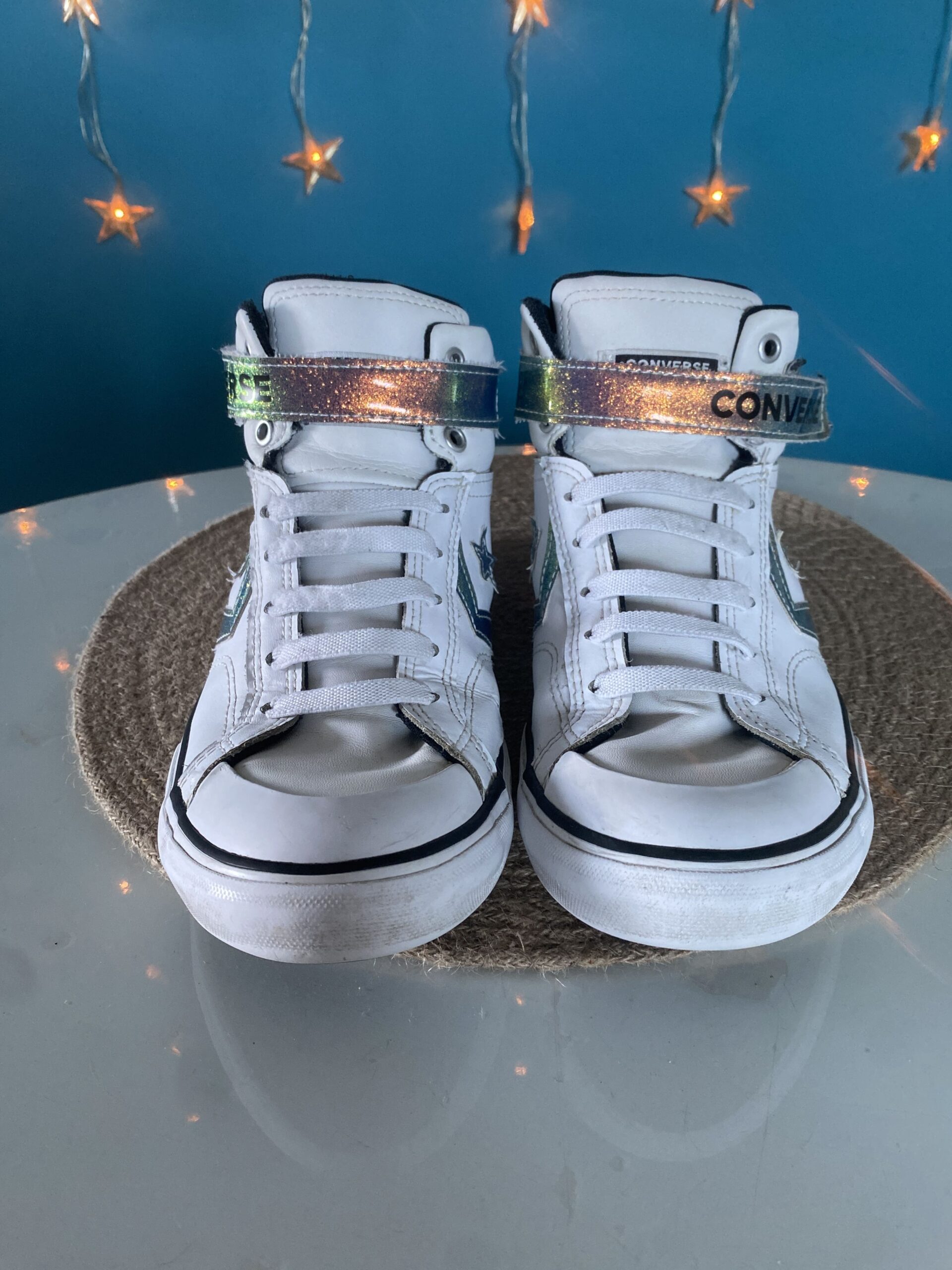 Baskets Converse montantes blanches et argentées lacets élastiques – Image 2