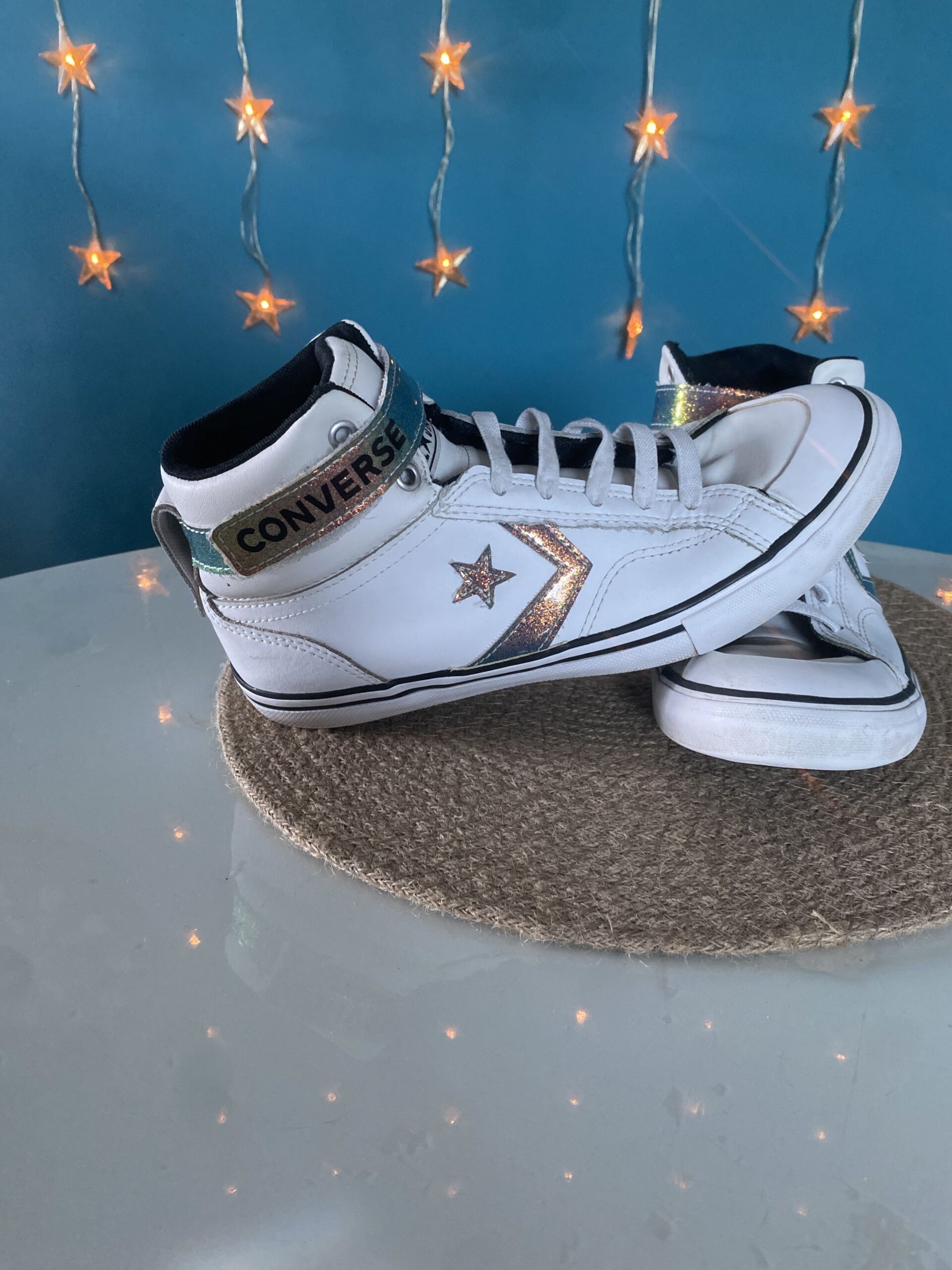 Baskets Converse montantes blanches et argentées lacets élastiques – Image 3