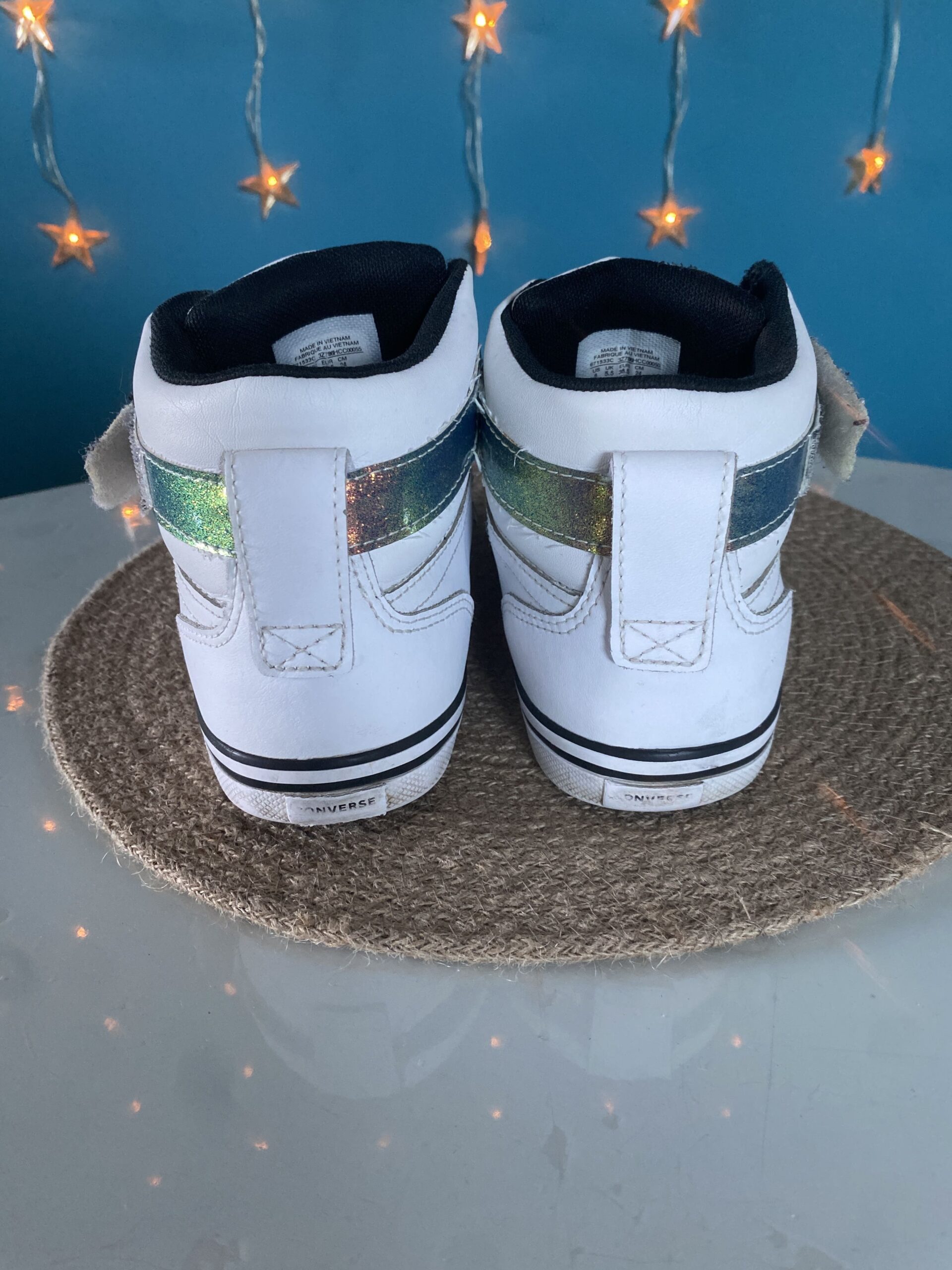 Baskets Converse montantes blanches et argentées lacets élastiques – Image 4