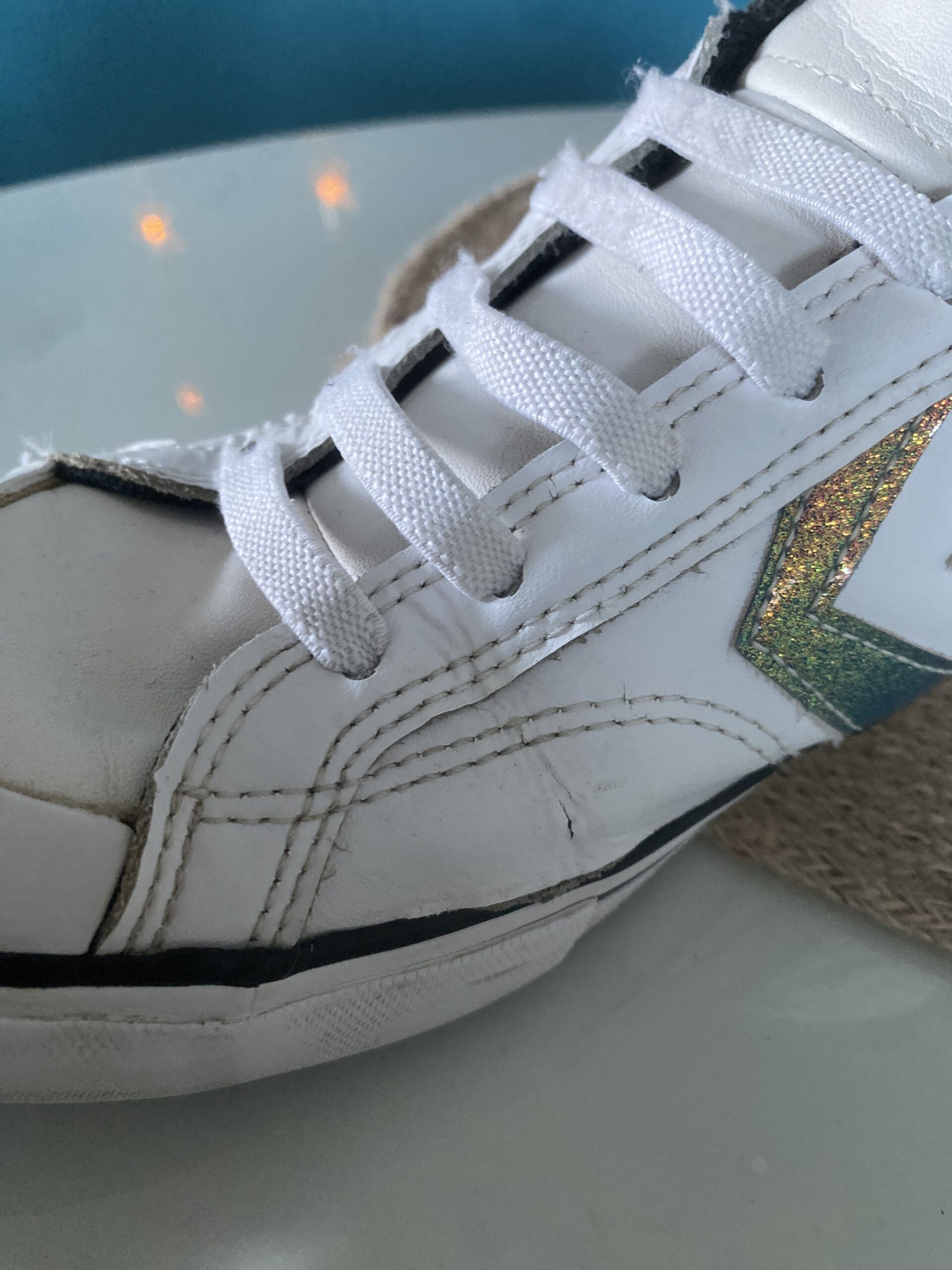 Baskets Converse montantes blanches et argentées lacets élastiques – Image 6