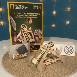 Catapulte en bois , invention Vinci avec cible et projectiles National Geographic