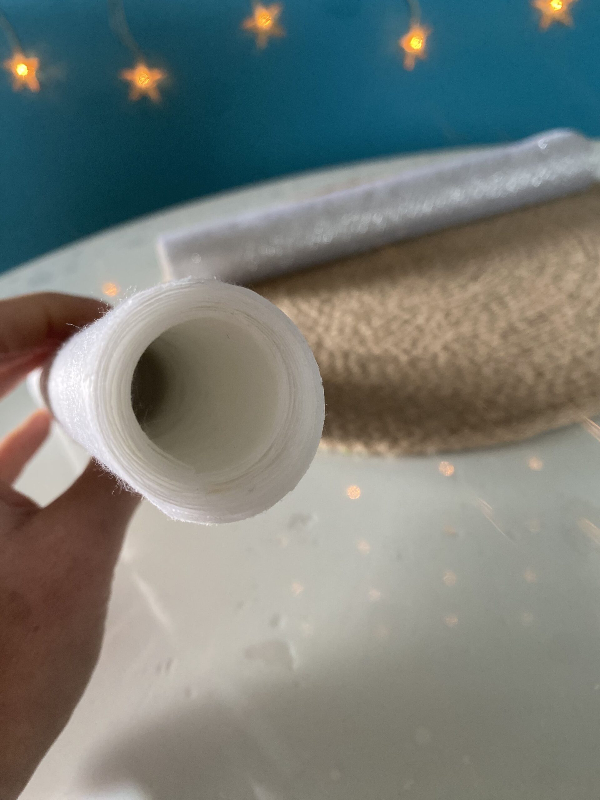 Lots de 2 chemins de table pour les fêtes argenté et blanc avec étoiles dorées – Image 2