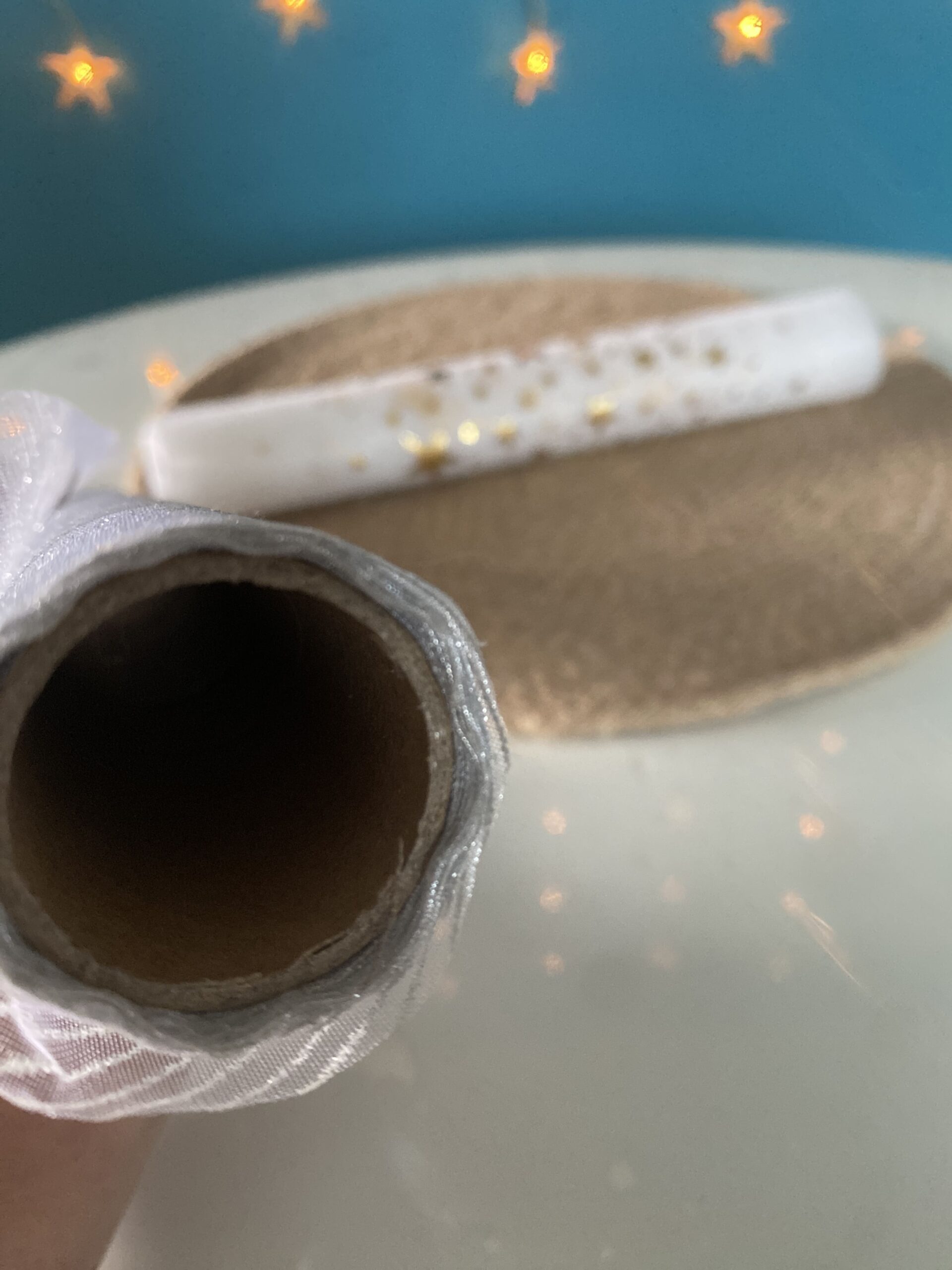 Lots de 2 chemins de table pour les fêtes argenté et blanc avec étoiles dorées – Image 3