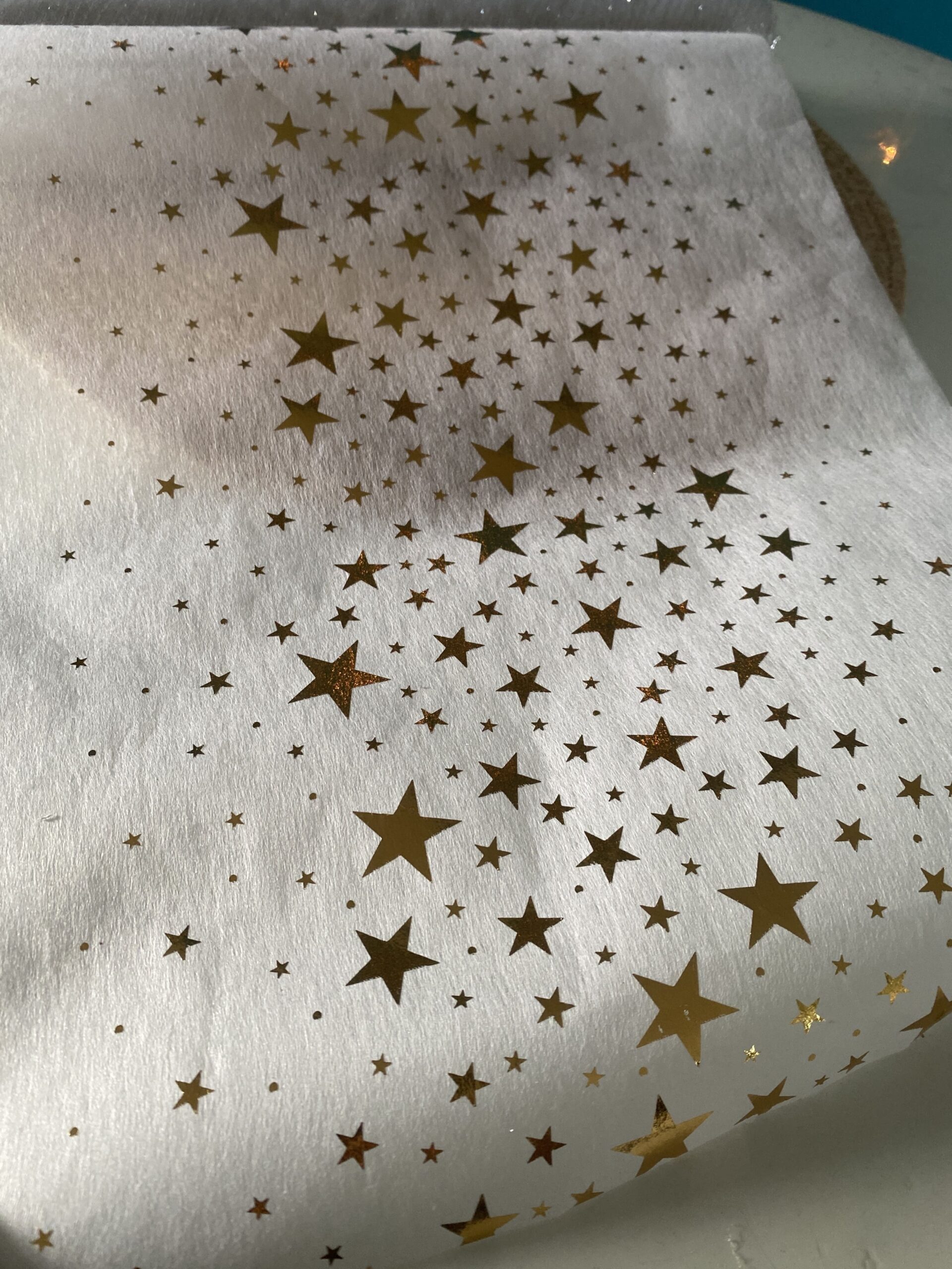 Lots de 2 chemins de table pour les fêtes argenté et blanc avec étoiles dorées – Image 4