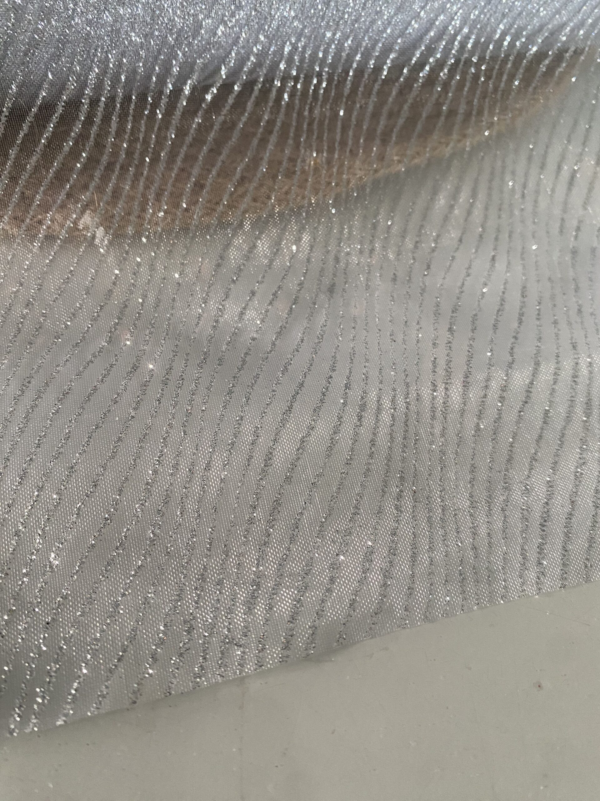 Lots de 2 chemins de table pour les fêtes argenté et blanc avec étoiles dorées – Image 5