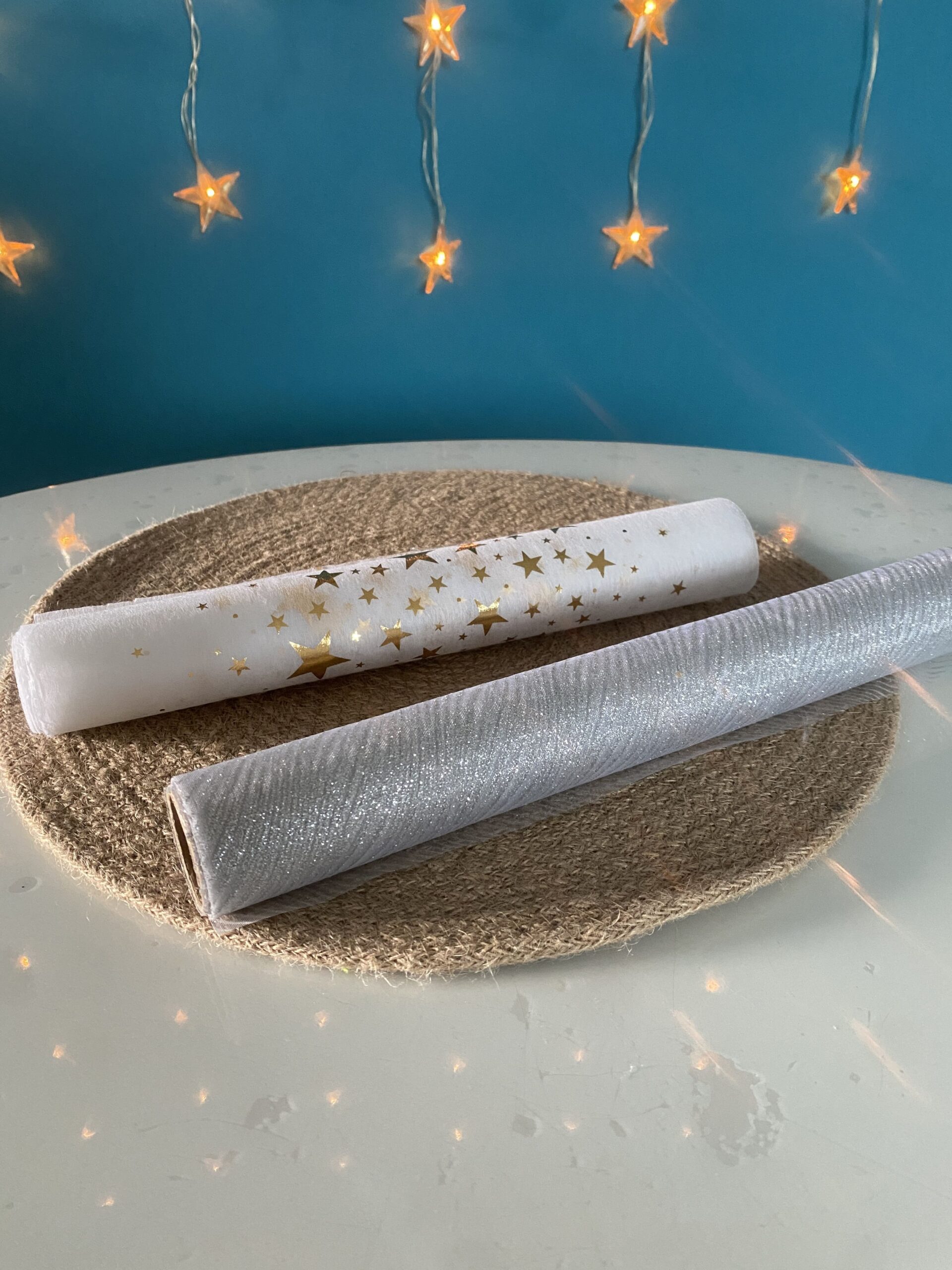 Lots de 2 chemins de table pour les fêtes argenté et blanc avec étoiles dorées