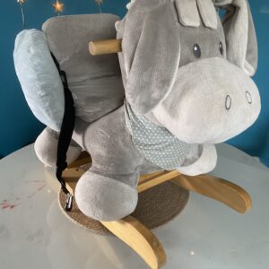 Cheval à bascule tout doux pour enfant jusqu'à 36 mois sur une structure en bois avec ceinture de sécurité