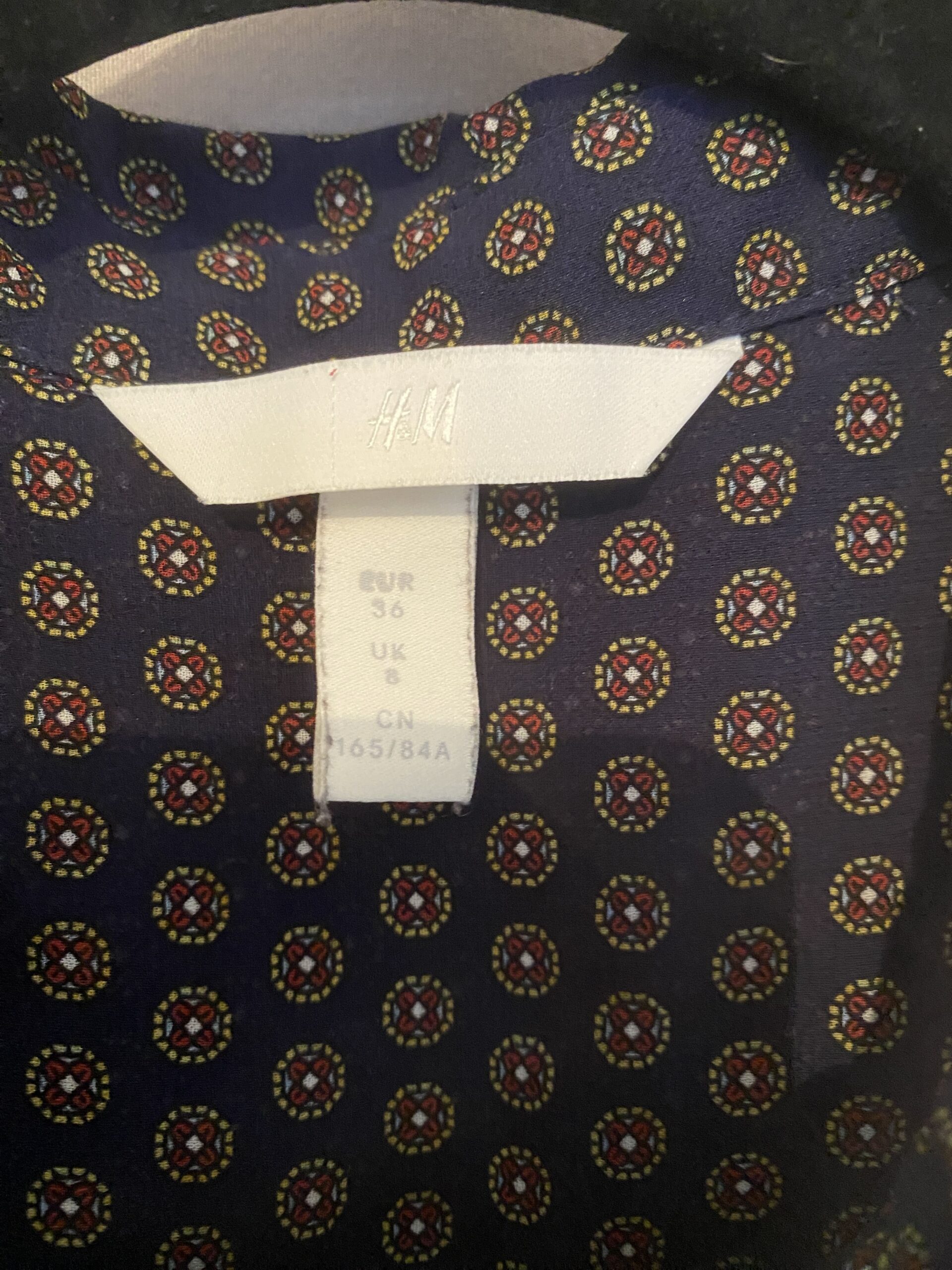 Haut sans manche fin bleu marine H&M taille 36 petits motifs ronds bordeaux et jaune – Image 3