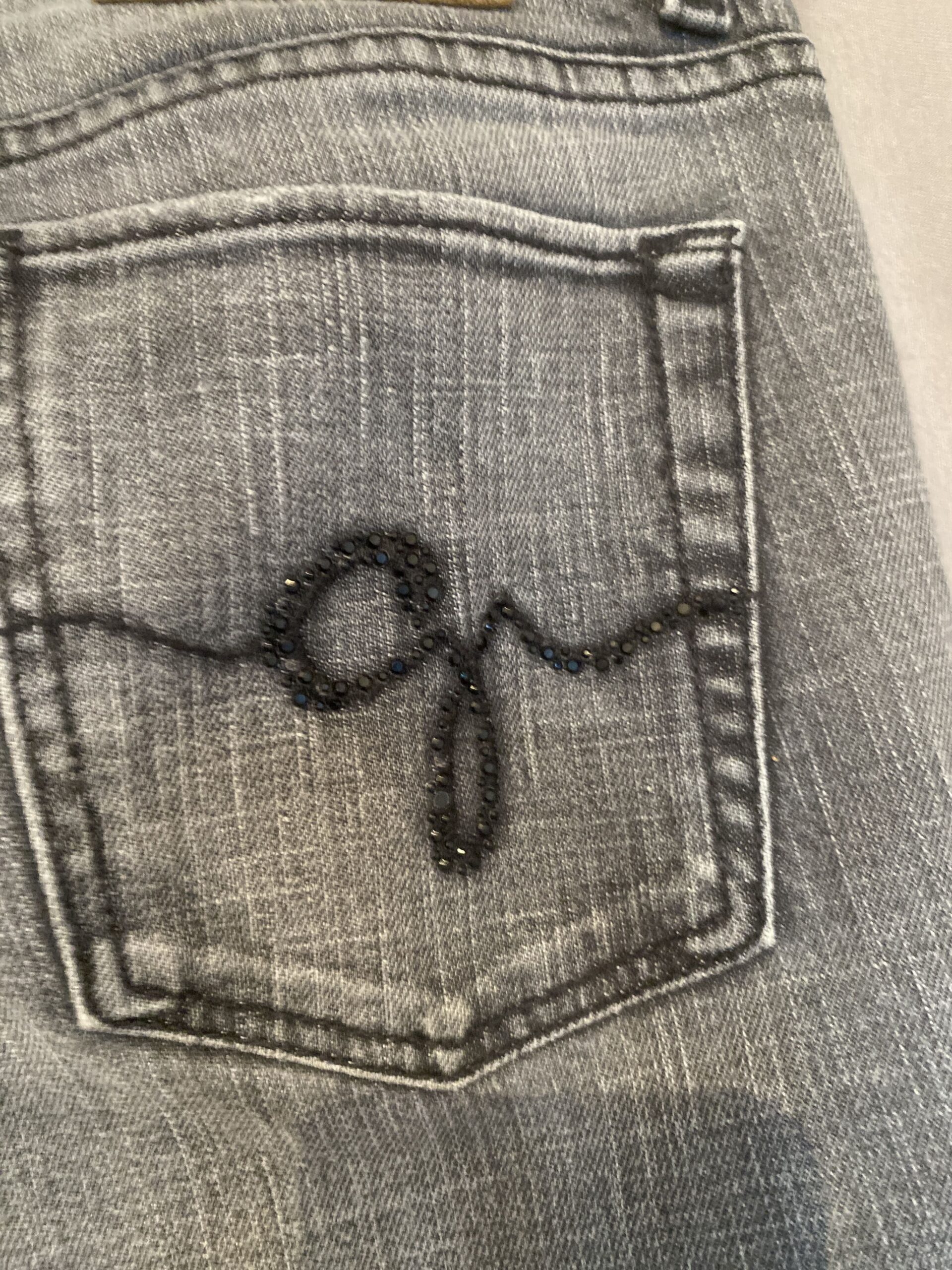 Jean femme Guess de couleur gris en stretch strass poches arrières taille US 27 – Image 6