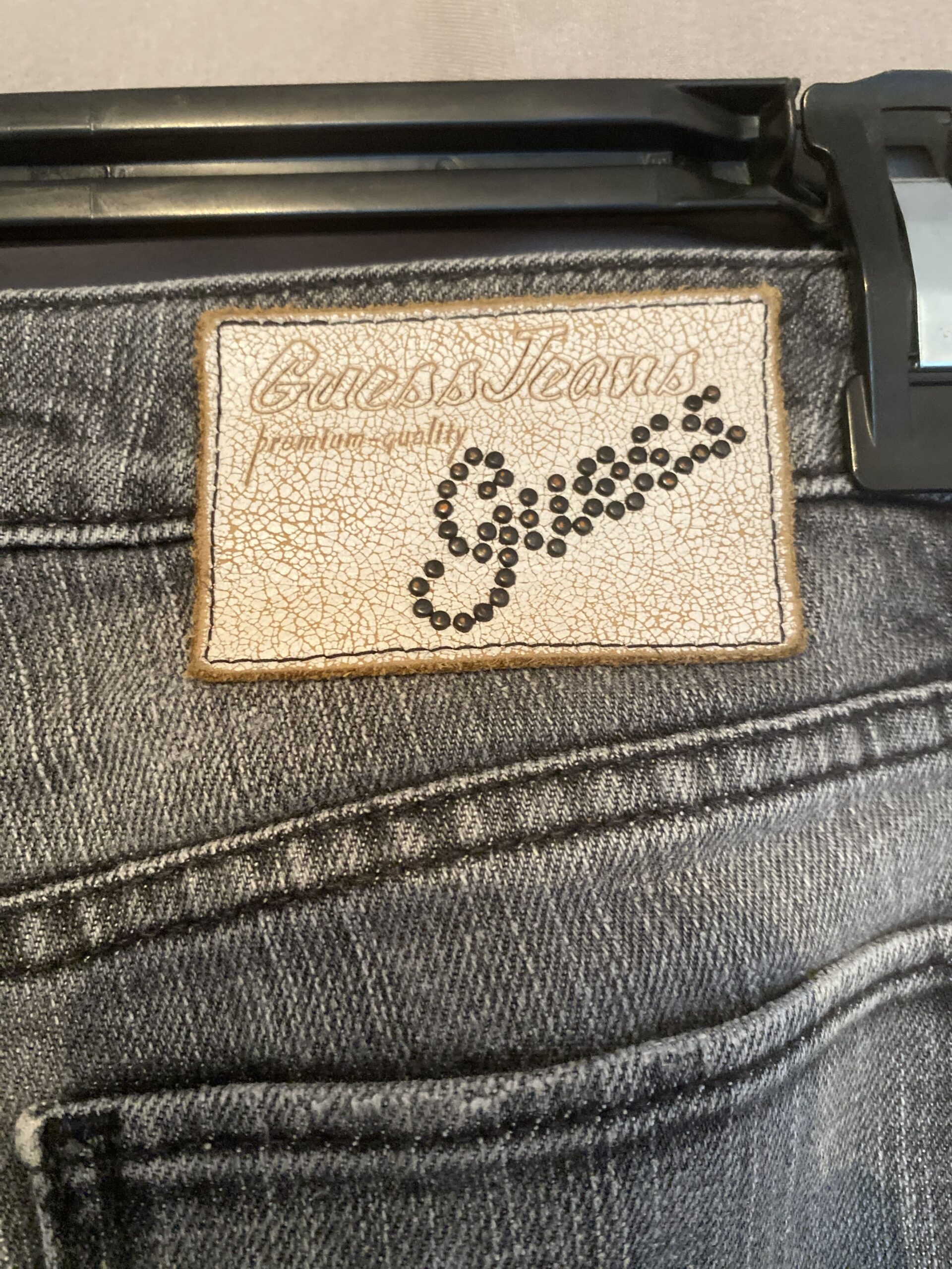 Jean femme Guess de couleur gris en stretch strass poches arrières taille US 27 – Image 7