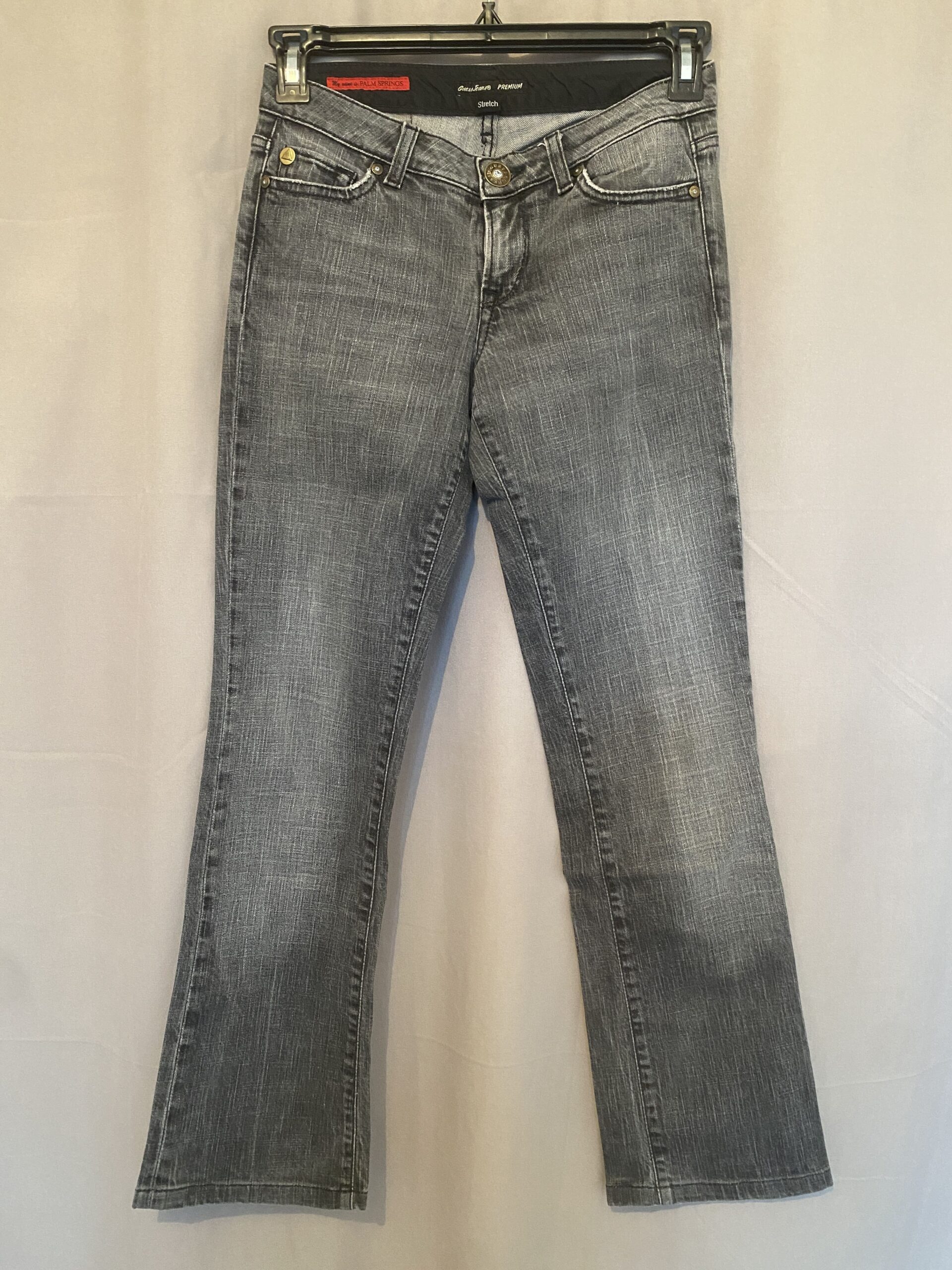 Jean femme Guess de couleur gris en stretch strass poches arrières taille US 27