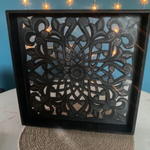 Plateau en bois noir carré avec plaque de plexiglas et motif mandala