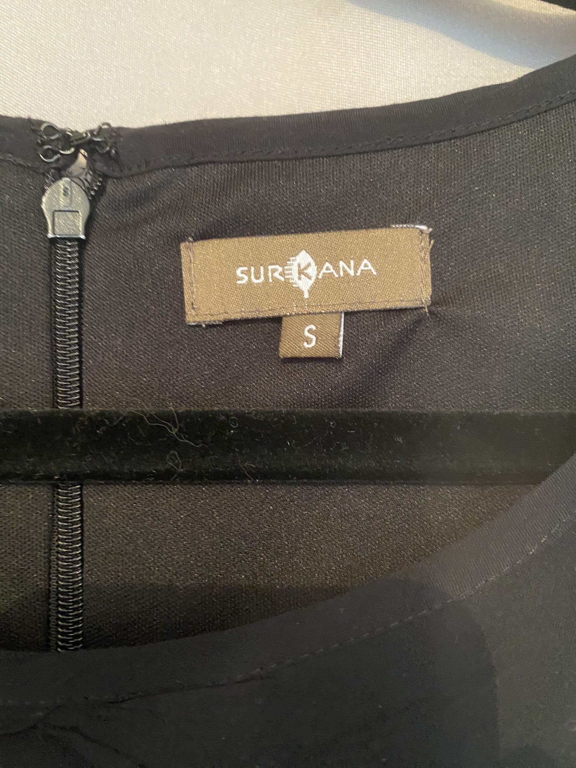 Robe noire avec fleurs roses et blanches Surkana taille S – Image 3