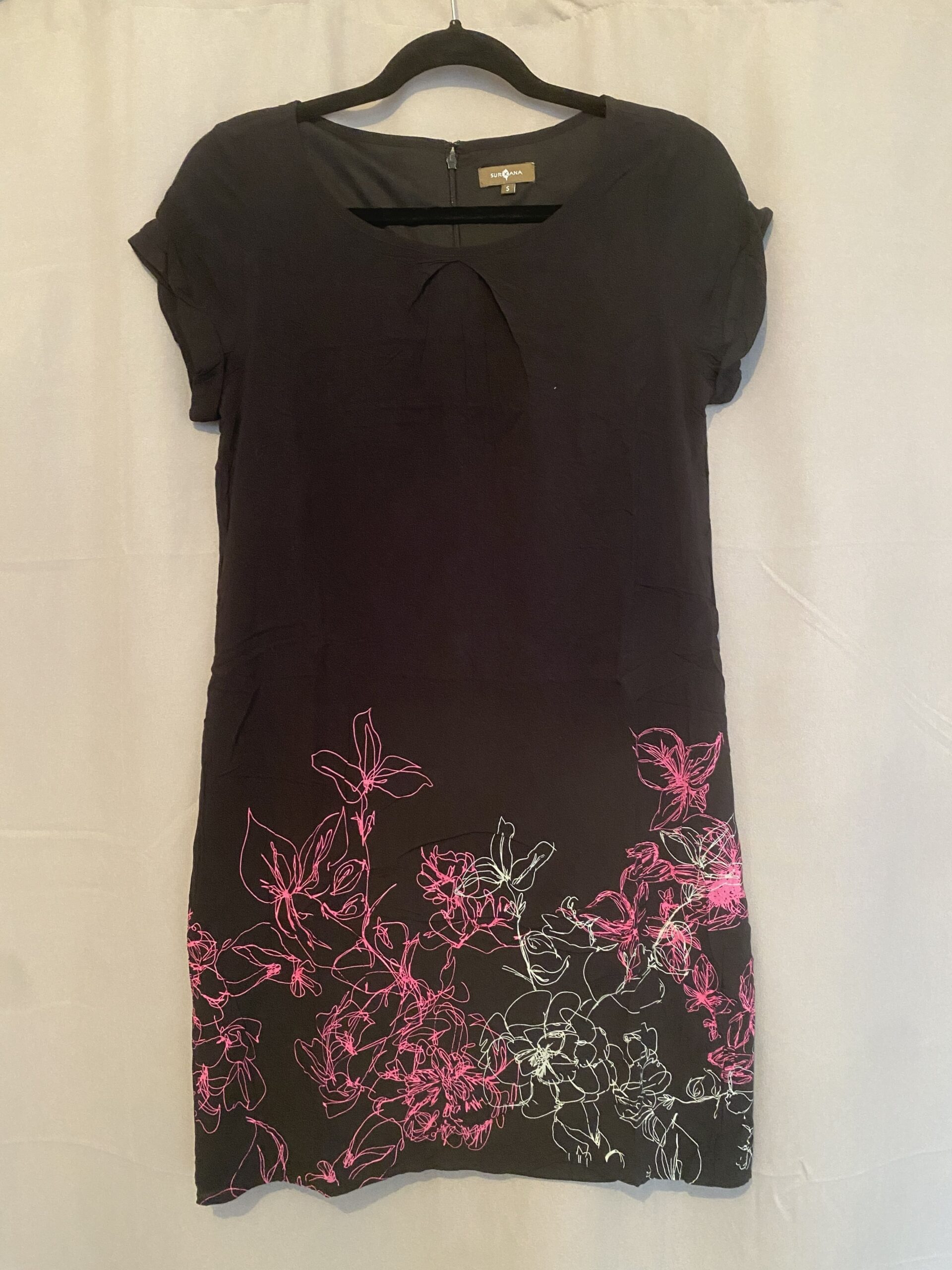 Robe noire avec fleurs roses et blanches Surkana taille S