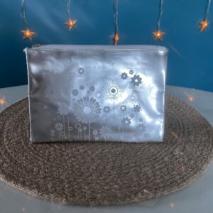 Trousse à maquillage blanche et argentée motifs floraux en bon état