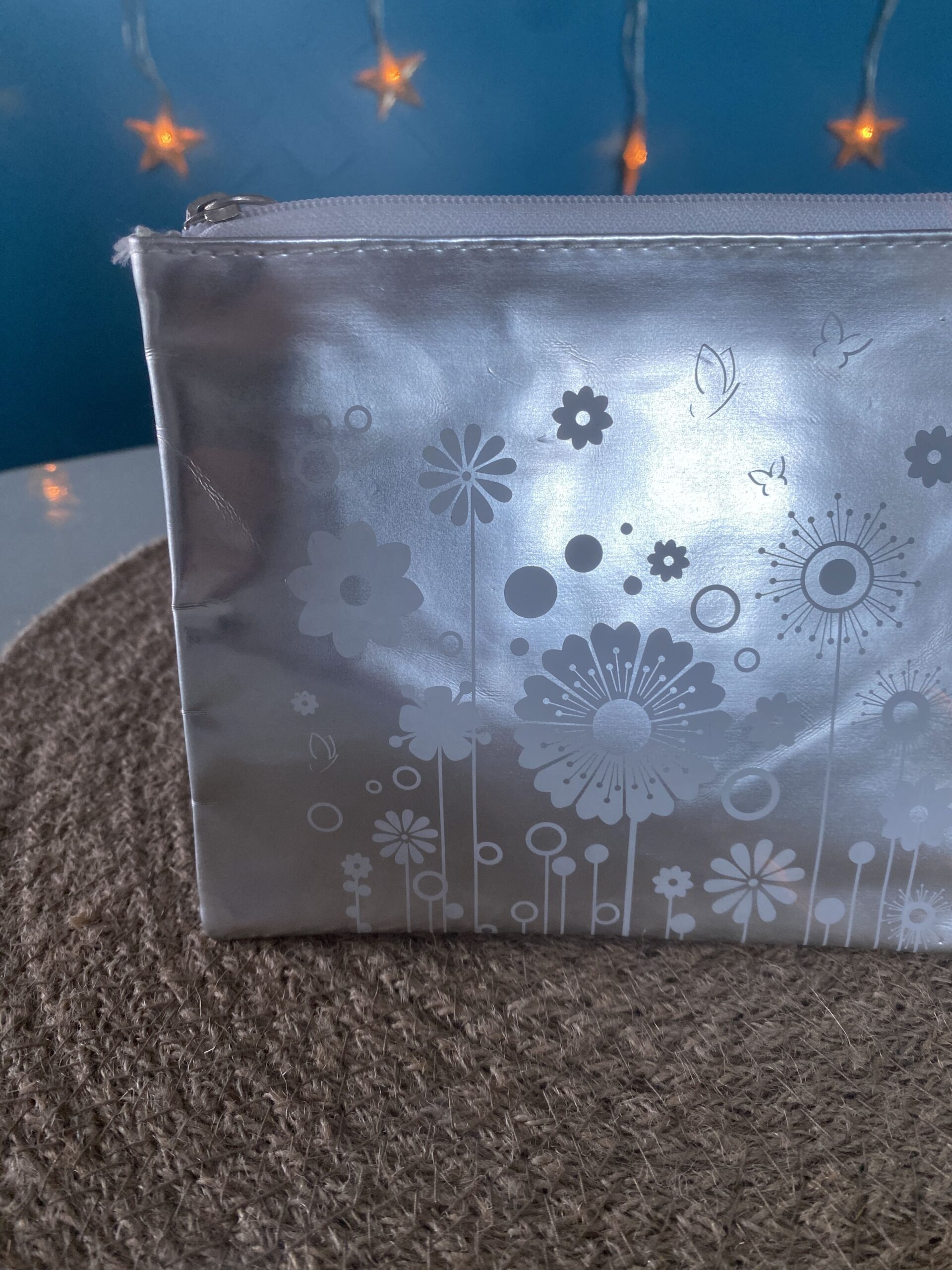 Trousse à maquillage blanche et argentée motifs floraux en bon état – Image 2