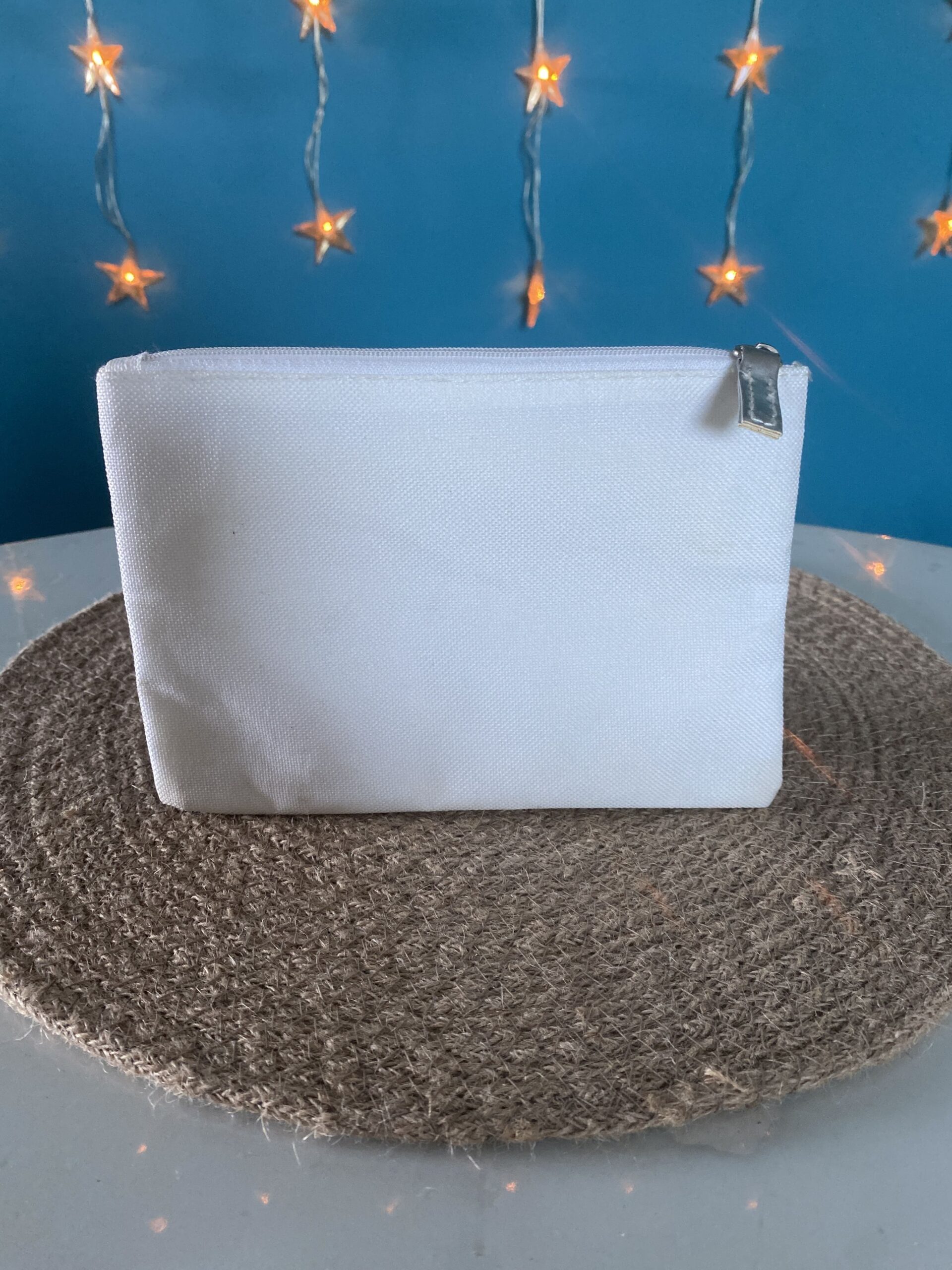 Trousse à maquillage blanche et argentée motifs floraux en bon état – Image 4