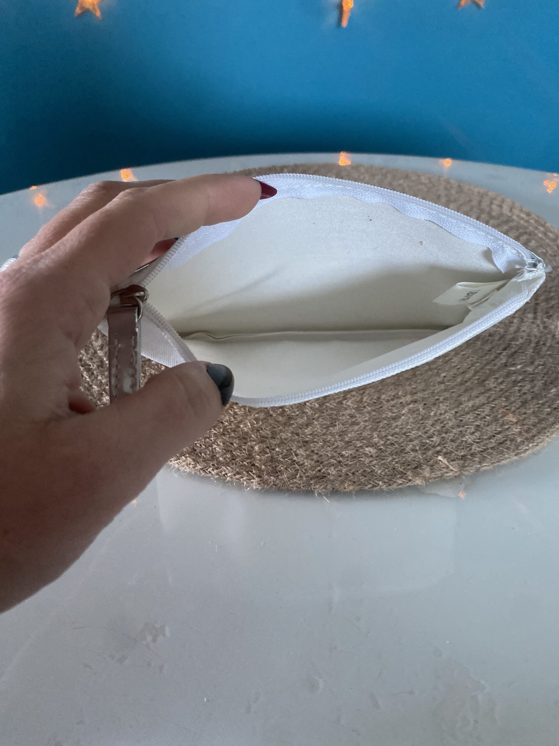 Trousse à maquillage blanche et argentée motifs floraux en bon état – Image 3