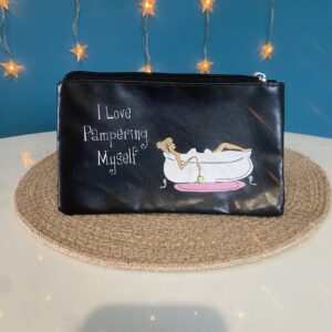 Trousse à maquillage noire "J'adore prendre soin de moi" en anglais, dessin de femme dans une baignoire