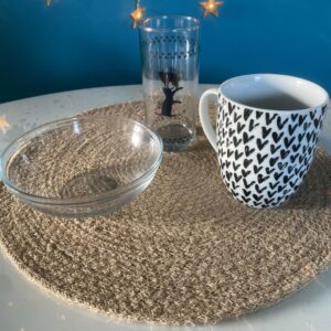 Lot de vaisselle divers qui comprend un mug , un bol et un verre