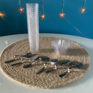 Lot de verrines en plastique et cuillères à verrines en aluminium