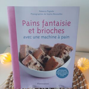 Livre pains fantaisie et brioches avec une machine à pain Flammarion 128 pages