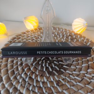 Livre-Petits-chocolats-gourmands-éditions-Larousse-format-tout-en-longueur-chocolats fins-truffes-bouchées-gourmandes-63-pages (2)
