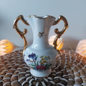 Vase miniature en porcelaine de Limoges anses rococo dorées à l'or fin décor floral