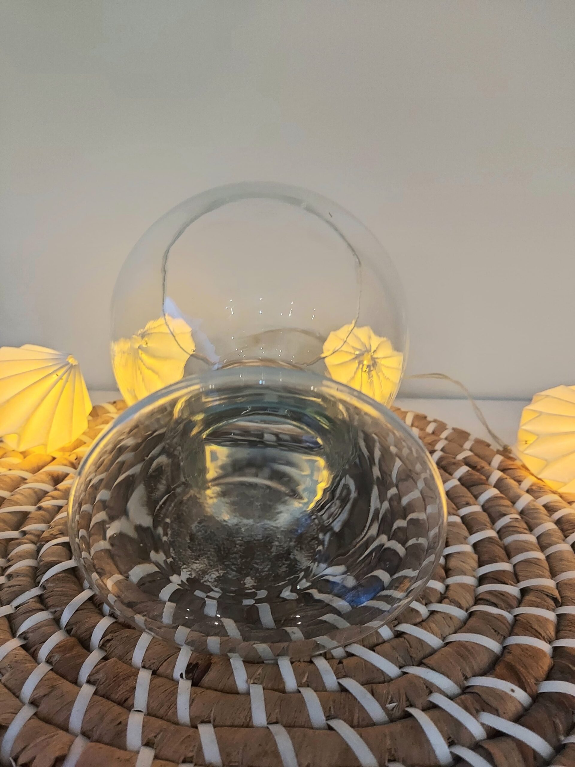 Coupe en verre transparent sur pied pour dessert, fruits ou déco de table design sobre et intemporel – Image 3