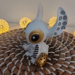 Figurine-décorative-Stitch-style-art-toy-en-plastique-objet-déco-original-blanche-ornée-de-motifs-noirs-et-dorés (2)